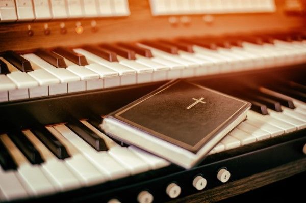 7 Hymns to Listen to When You Feel Like Giving Up