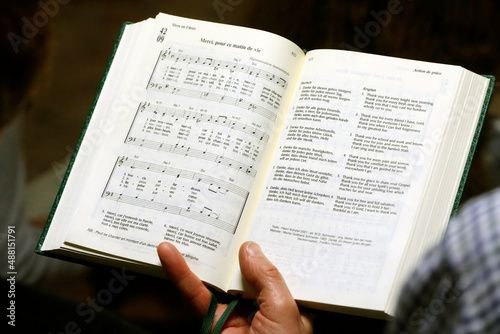 Hymns with easy chord progressions for beginners