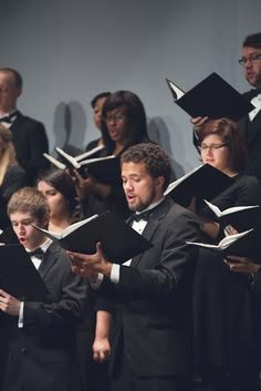The Debate Over Using Screens vs. Hymnals in Church — What Research Shows