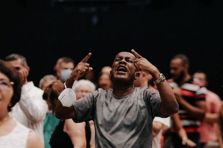 The Comedian Who Turned a Hymn Into a Sketch — and Ended Up Converting to Christianity